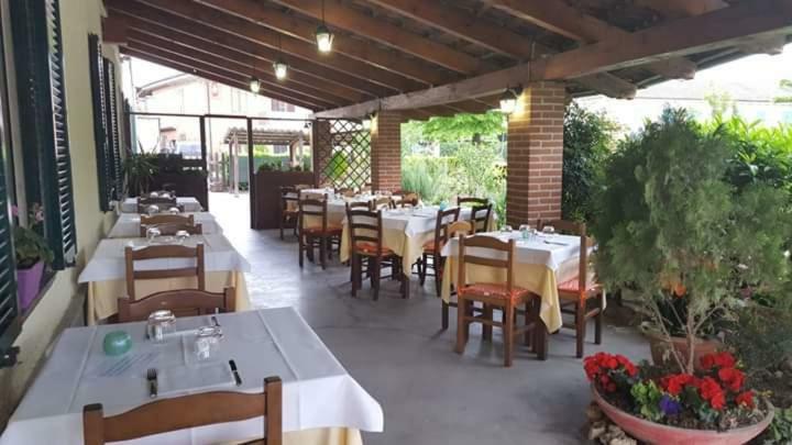 Locanda Della Luna Rossa Calosso Екстериор снимка